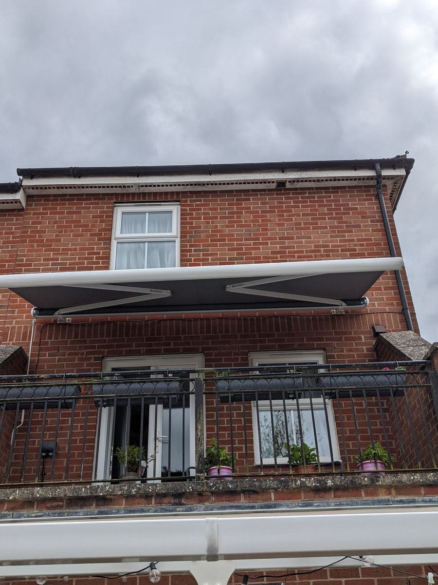 Review of INT500 - Premium Acrylic Fabric – Full Cassette Modern Garden Patio Awnings | Retractable Manual Control | Colour White Frame Silver Grey Fabric 320gsm | UV+ by Sarah B.