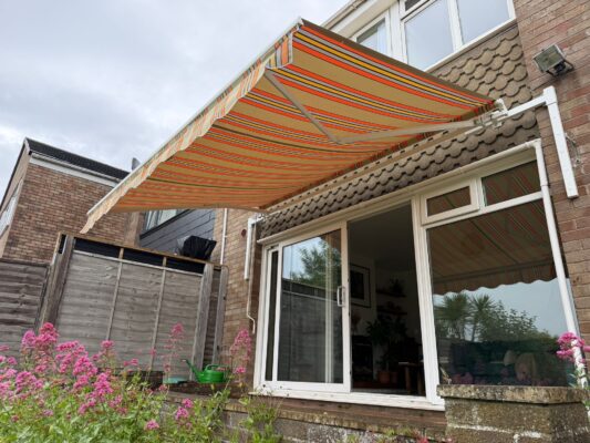 INT 200 DUNDRIDGE GARDENS BS5 8SZ 2 SUN SHADE MANUAL AWNING ORANGE GARDEN 3RD JUNE 2026